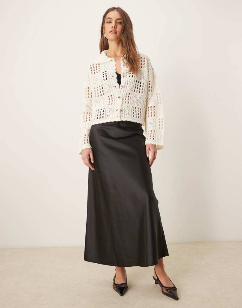 Miss Selfridge - Maxirock aus Satin in Schwarz Miss Selfridge - Maxirock aus Satin in Schwarz von Miss Selfridge