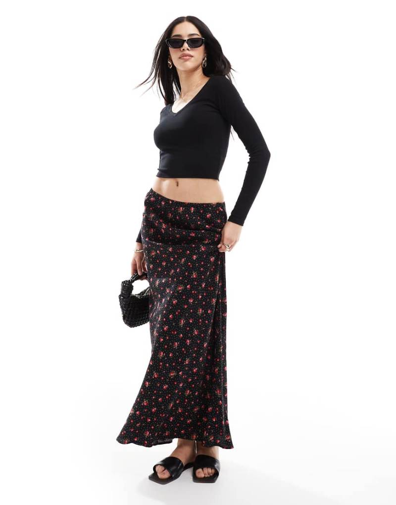 Miss Selfridge - Maxirock aus gesponnenem Material in Schwarz mit Herzprint und asymmetrischem Schnitt-Bunt von Miss Selfridge