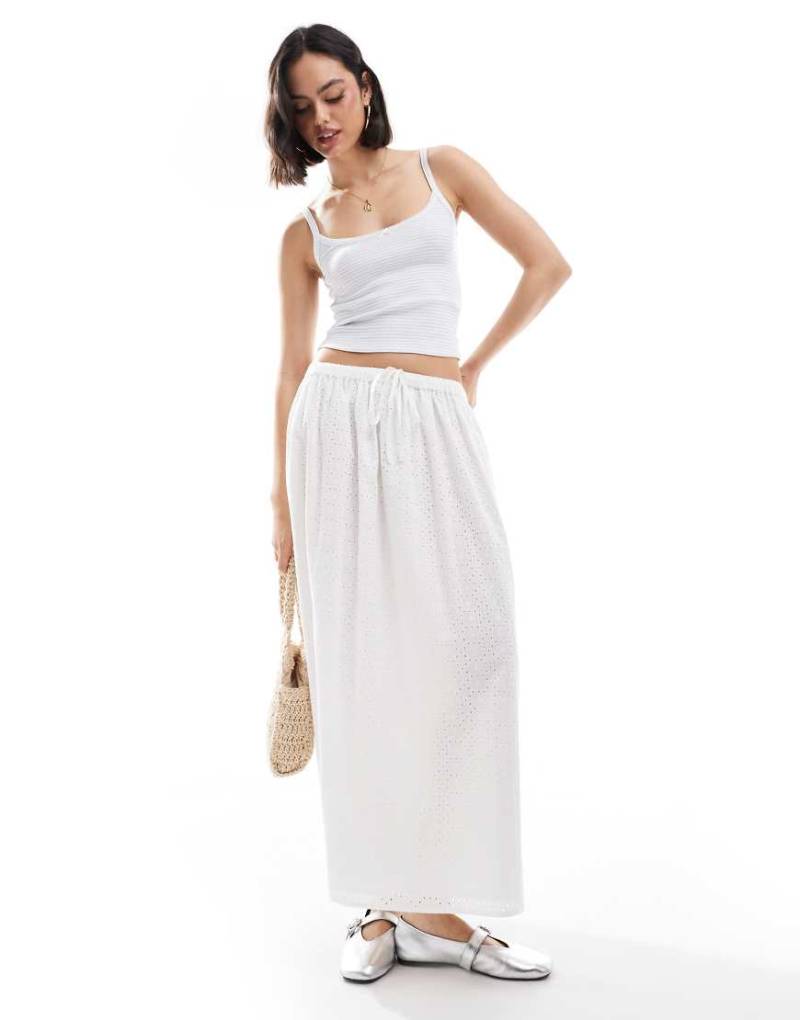 Miss Selfridge - Maxirock in Weiß mit Lochstickerei von Miss Selfridge