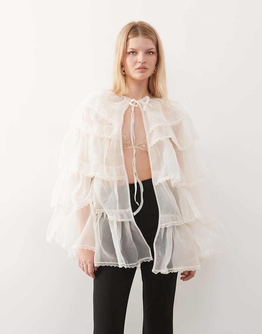 Miss Selfridge - Mehrlagiges Cape aus Chiffon in Ecru-Weiß von Miss Selfridge