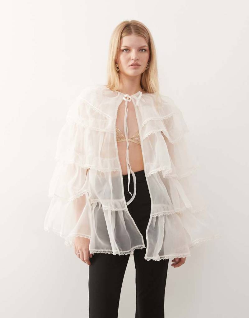 Miss Selfridge - Mehrlagiges Cape aus Chiffon in Ecru-Weiß von Miss Selfridge