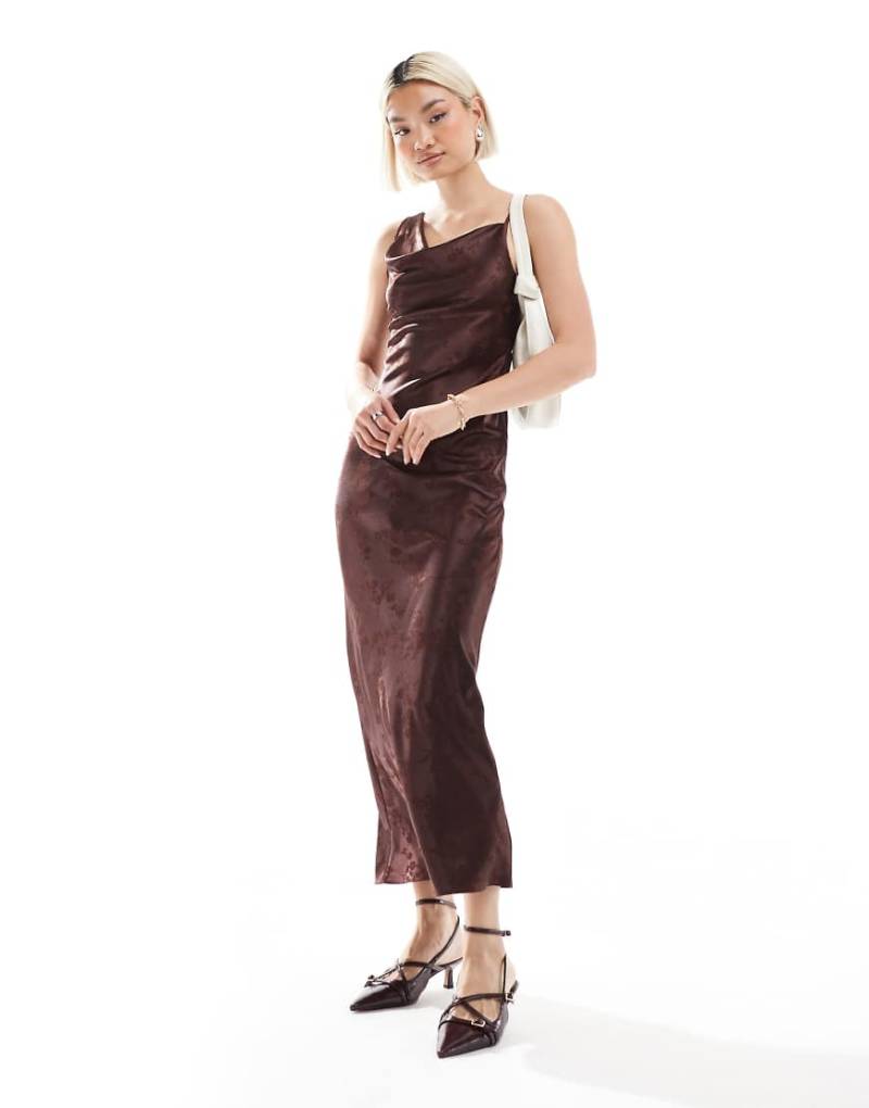 Miss Selfridge - Midi-Trägerkleid aus Satin in Schokoladenbraun mit Wasserfallausschnitt von Miss Selfridge