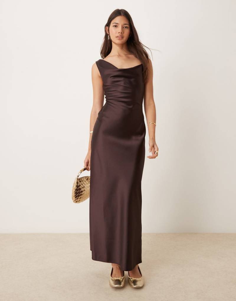 Miss Selfridge - Midi-Trägerkleid aus Satin mit Wasserfallausschnitt-Braun von Miss Selfridge