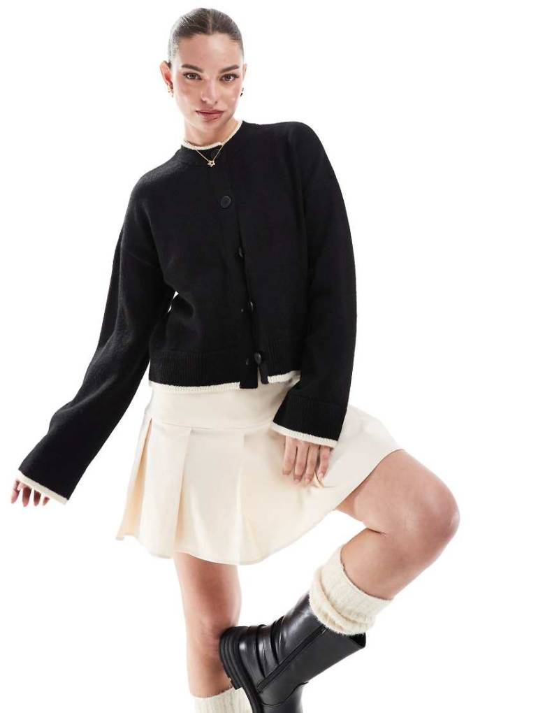 Miss Selfridge - Mini-Faltenrock aus Bengaline in Cremeweiß von Miss Selfridge