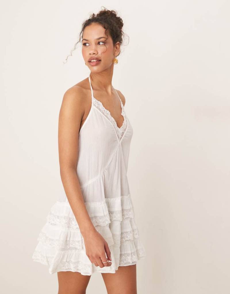 Miss Selfridge - Mini-Strandkleid aus dünnem, weitmaschig gewebtem Baumwollstoff in Creme mit tiefer Taille-Weiß von Miss Selfridge