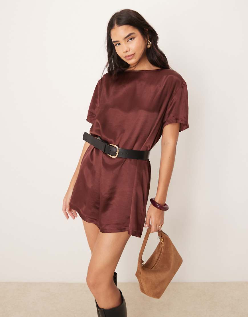 Miss Selfridge - Mini-T-Shirt-Kleid aus Satin in Schokobraun mit Oversize-Schnitt von Miss Selfridge