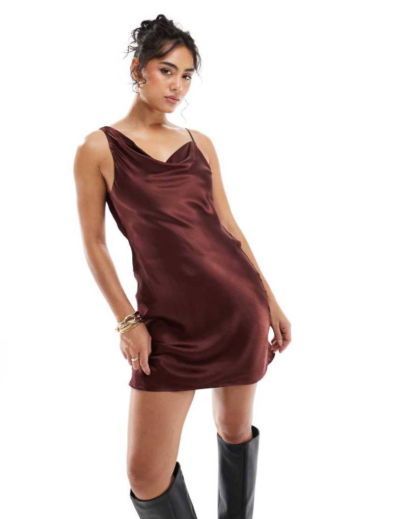 Miss Selfridge - Mini-Trägerkleid aus Satin mit Wasserfallausschnitt-Braun von Miss Selfridge
