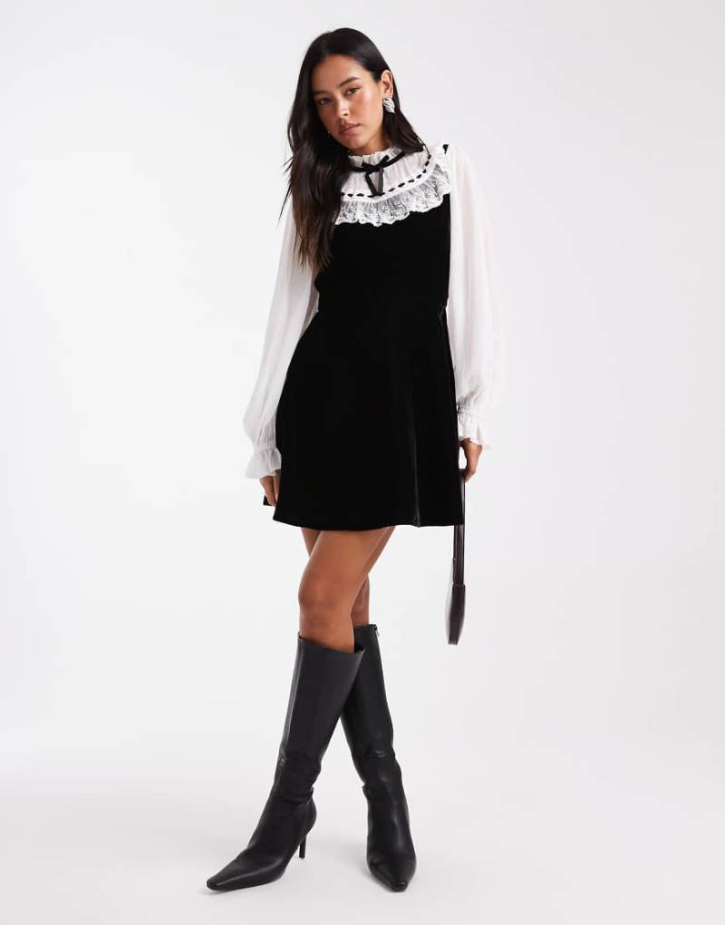 Miss Selfridge - Minikleid aus Chiffon und Samt in Schwarz und Weiß mit Stickerei von Miss Selfridge