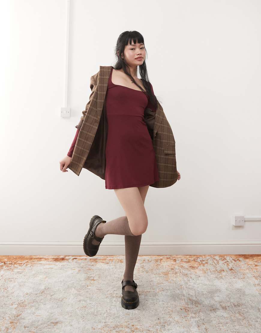 Miss Selfridge - Minikleid in Burgunderrot mit eckigem Ausschnitt und ausgestellter Passform von Miss Selfridge