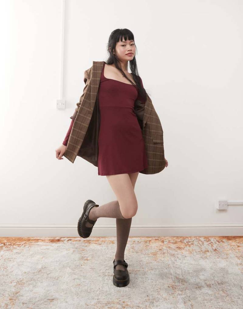 Miss Selfridge - Minikleid in Burgunderrot mit eckigem Ausschnitt und ausgestellter Passform von Miss Selfridge