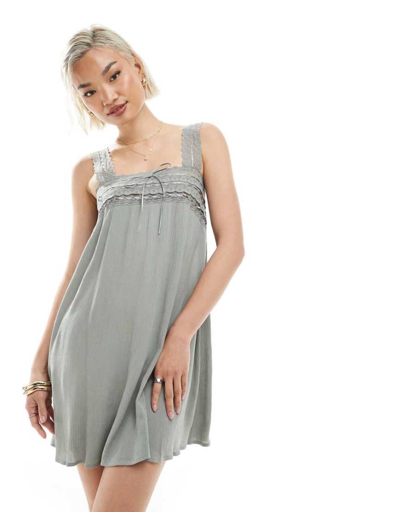 Miss Selfridge - Minikleid in Grau aus grob gewebtem Stoff mit Spitzenbesatz von Miss Selfridge