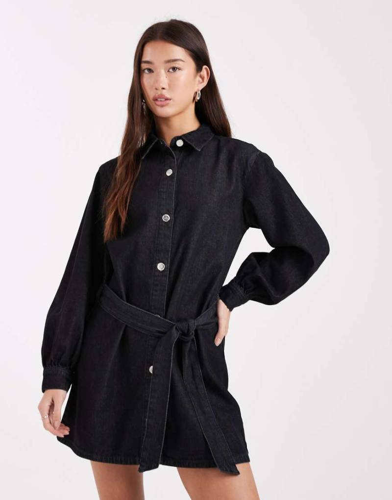 Miss Selfridge - Minikleid mit Gürtel in schwarzer Waschung von Miss Selfridge