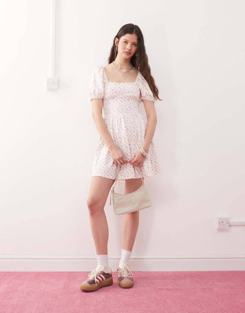 Miss Selfridge - Minikleid mit Milchmädchen-Dekolleté, Puffärmeln und Streublumen-Muster auf hellem Grund-Bunt von Miss Selfridge