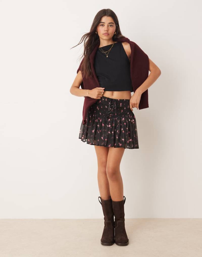 Miss Selfridge - Minirock in Schwarz mit gesmokter Taille und Blümchenmuster-Bunt von Miss Selfridge