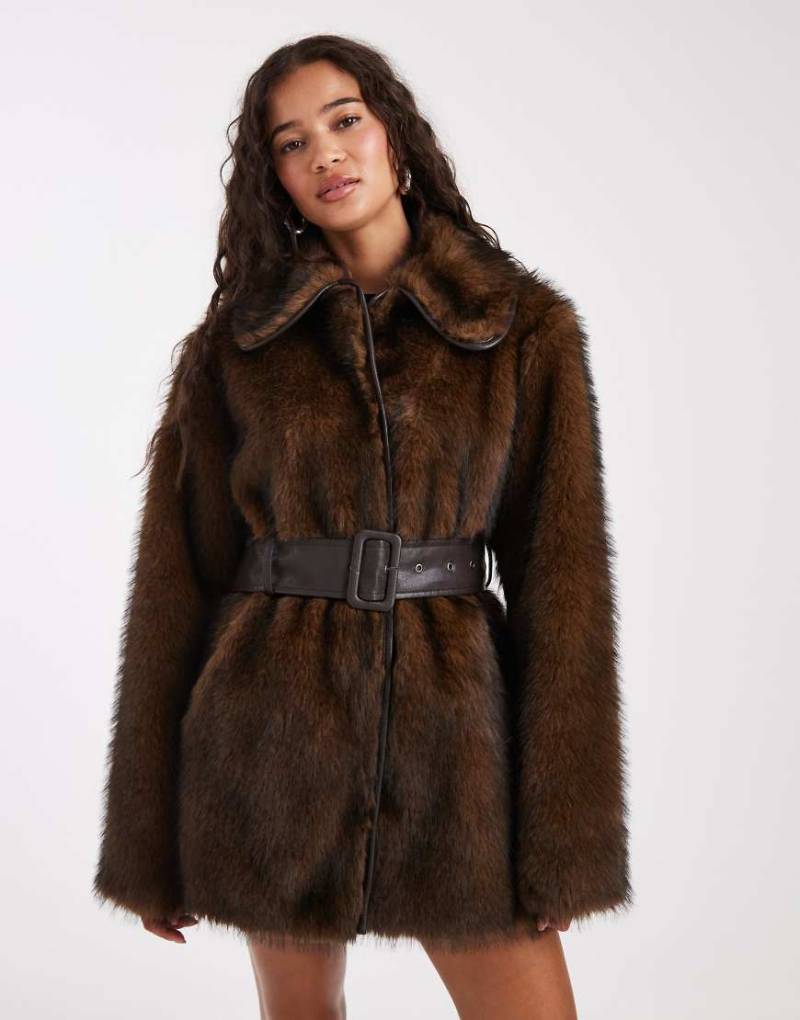 Miss Selfridge - Mittellanger Kunstpelz-Mantel in Braun mit Gürtel-Brown von Miss Selfridge