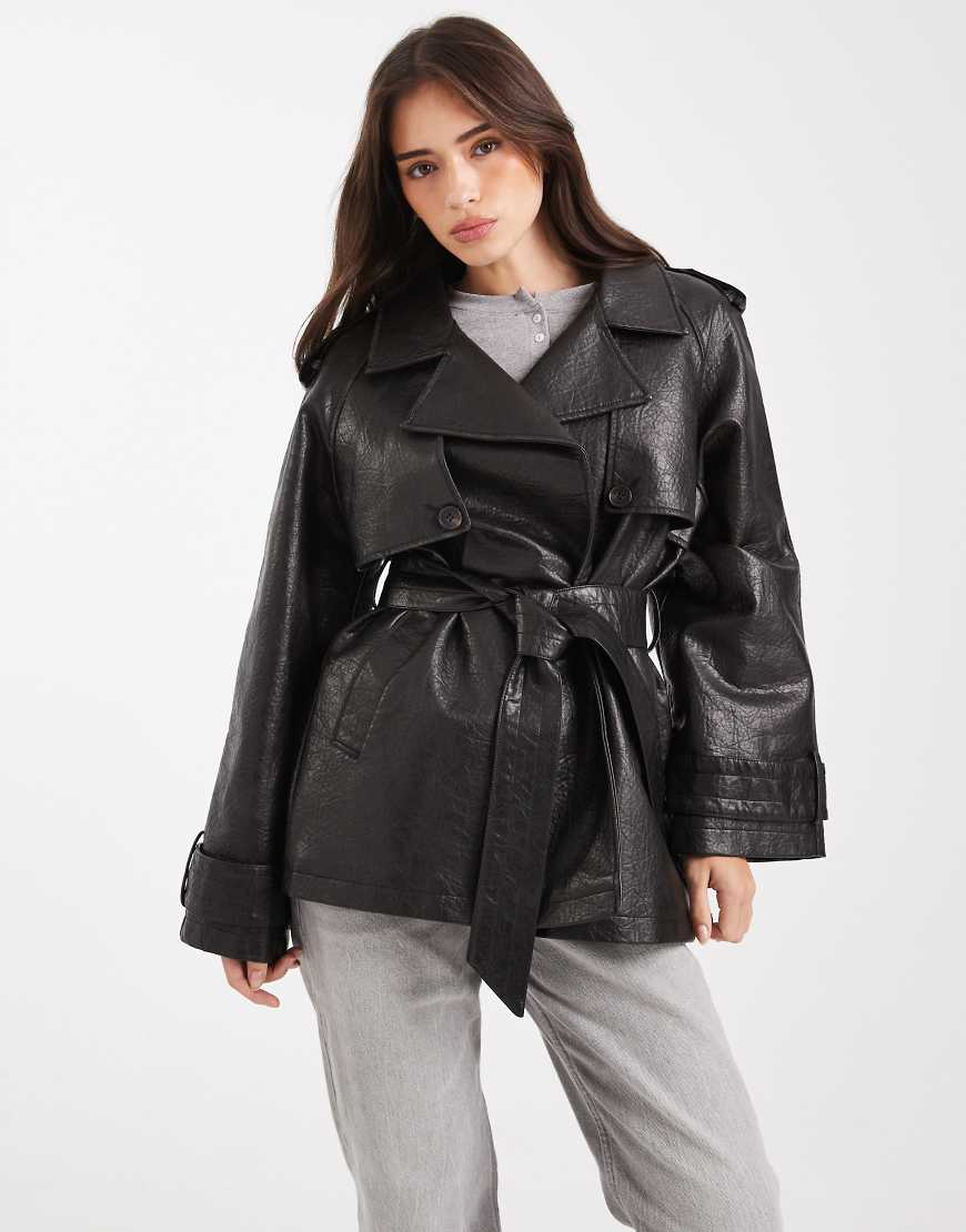 Miss Selfridge - Mittellanger Trenchcoat aus schwarzem Kunstleder von Miss Selfridge