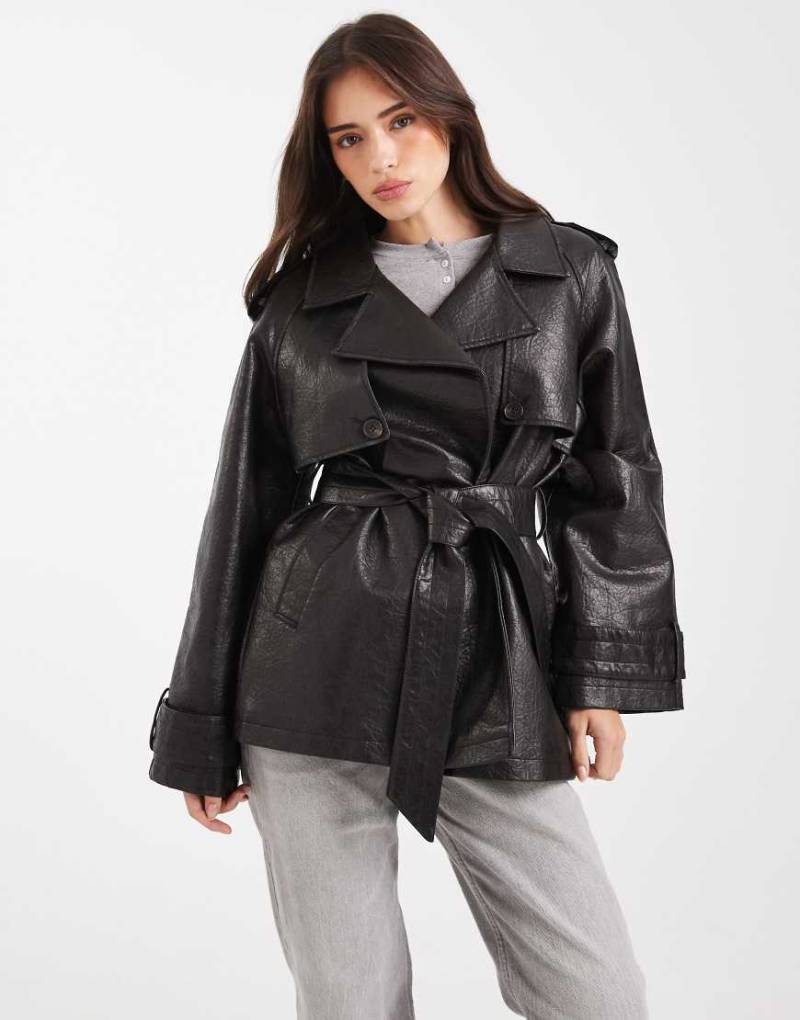 Miss Selfridge - Mittellanger Trenchcoat aus schwarzem Kunstleder von Miss Selfridge