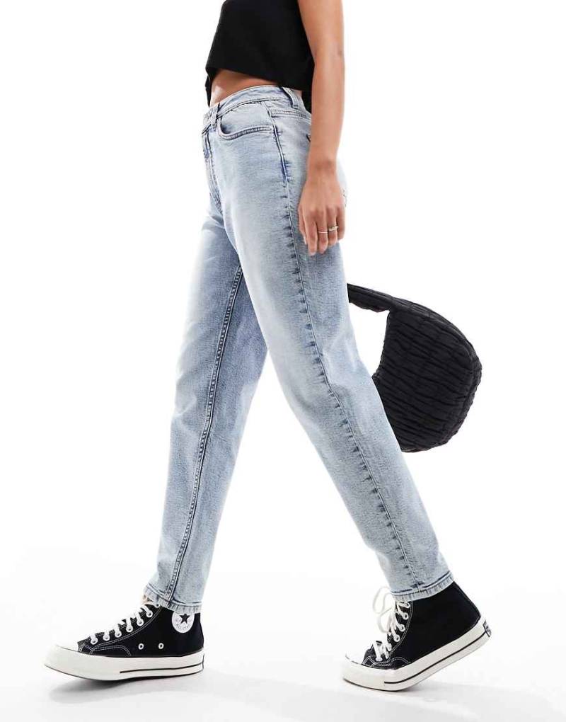 Miss Selfridge - Mom-Jeans in blauer Acid-Waschung mit hohem Bund von Miss Selfridge