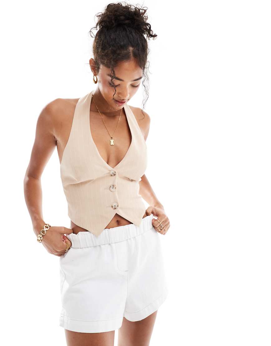 Miss Selfridge - Neckholder-Weste in Beige mit Nadelstreifen-Neutral von Miss Selfridge