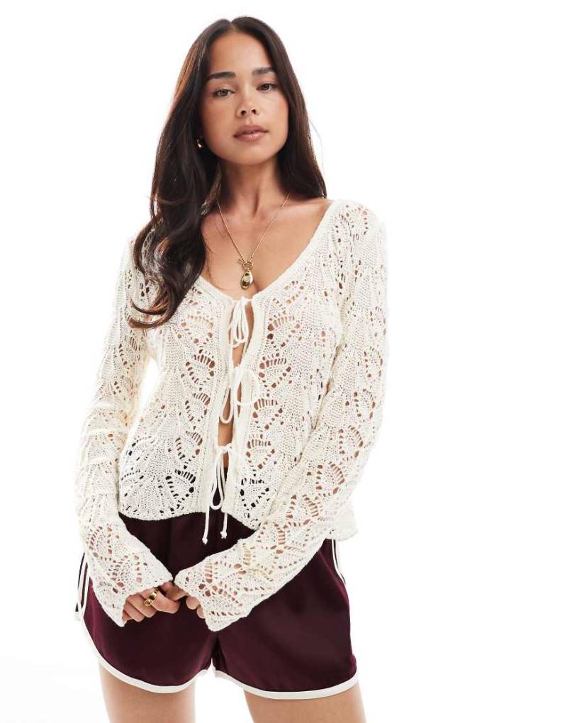 Miss Selfridge - Strickjacke aus Häkelstrick in Creme mit Bindebändern vorne-Weiß von Miss Selfridge