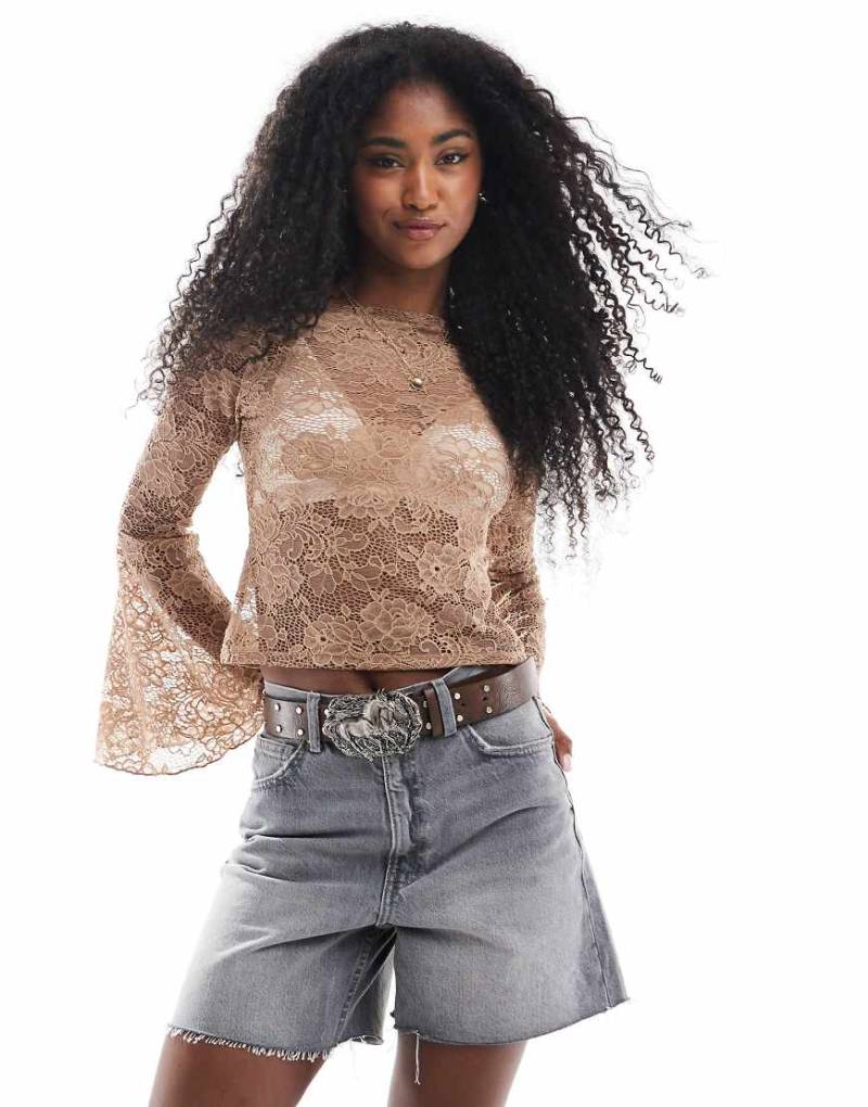 Miss Selfridge - Oberteil aus Spitze in Sand mit sehr weiten, langen Glockenärmeln-Neutral von Miss Selfridge