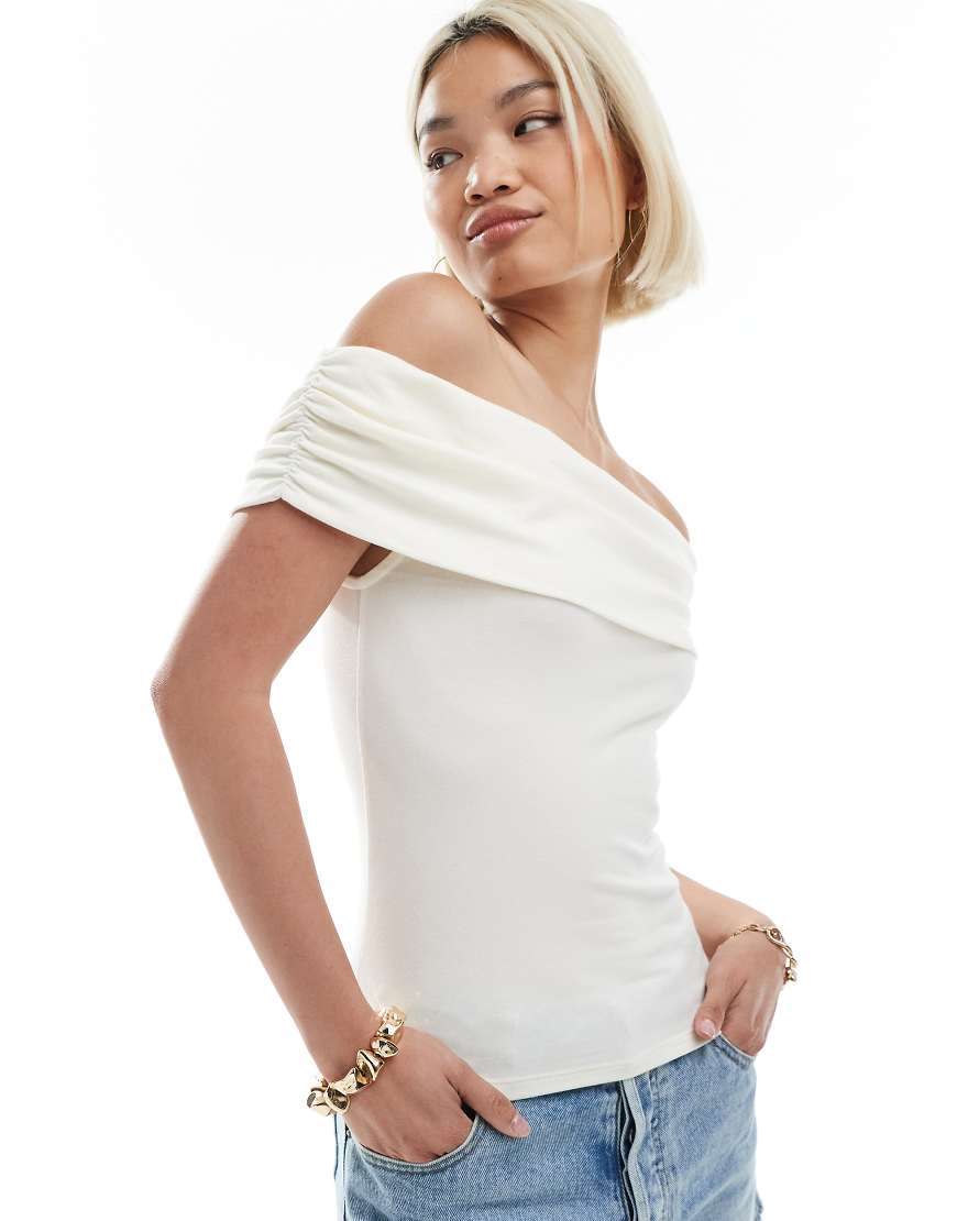 Miss Selfridge - Oberteil in Creme mit umgeschlagenem Carmen-Ausschnitt-Weiß von Miss Selfridge