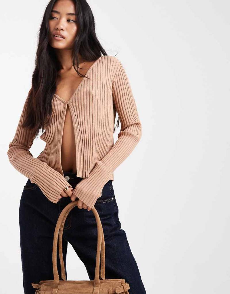 Miss Selfridge - Offene Strickjacke aus Rippstrick in Camel mit einem Knopf-Grün von Miss Selfridge