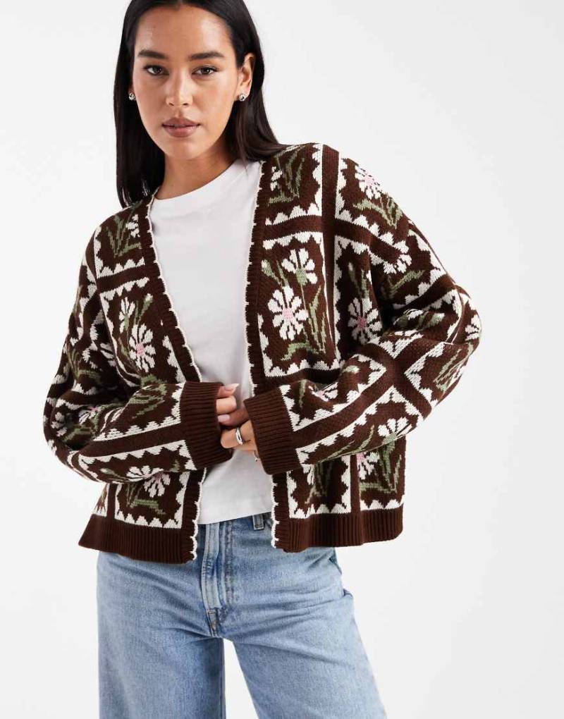 Miss Selfridge - Offene Strickjacke in Schokobraun mit Blumenmuster-Brown Miss Selfridge - Offene Strickjacke in Schokobraun mit Blumenmuster-Brown von Miss Selfridge