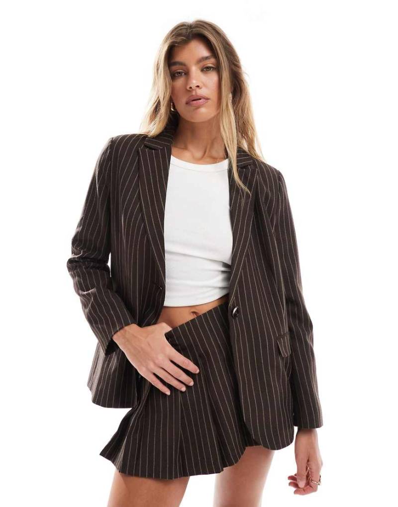 Miss Selfridge - Oversize-Blazer in Braun mit Nadelstreifen, Kombiteil von Miss Selfridge