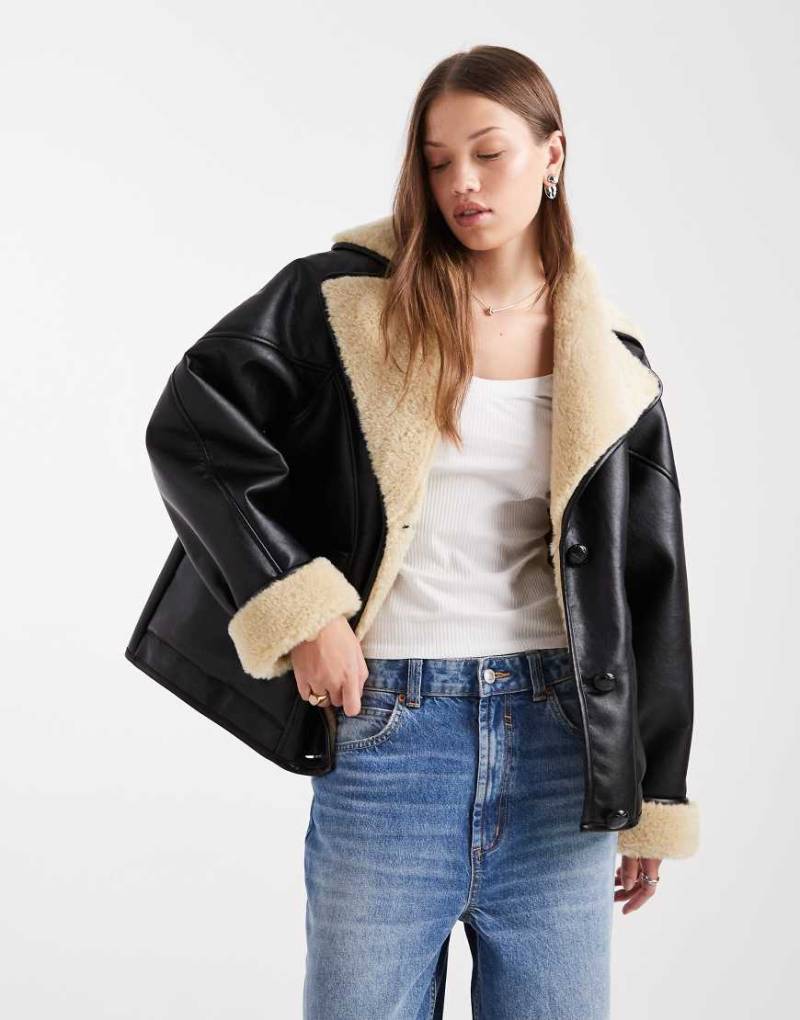 Miss Selfridge - Oversize-Bomberjacke aus Kunstleder in Schwarz mit Kunstpelzbesatz Miss Selfridge - Oversize-Bomberjacke aus Kunstleder in Schwarz mit Kunstpelzbesatz von Miss Selfridge