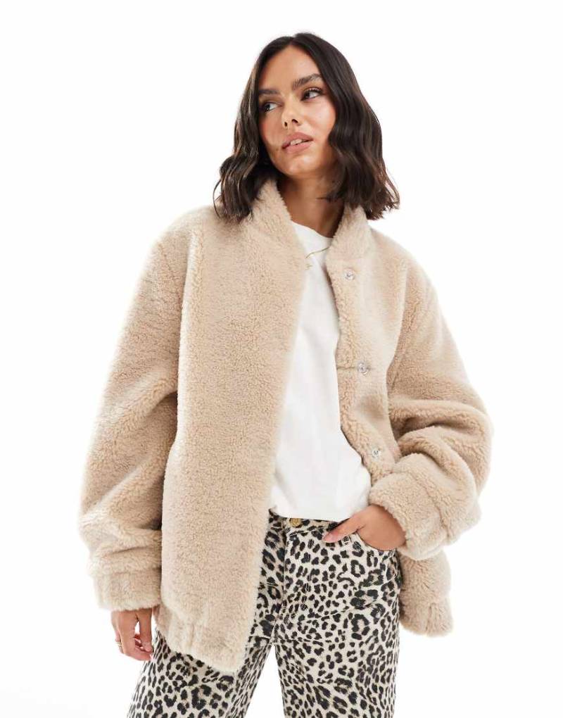 Miss Selfridge - Oversize-Bomberjacke aus Teddyfell in Steinbeige-Weiß von Miss Selfridge