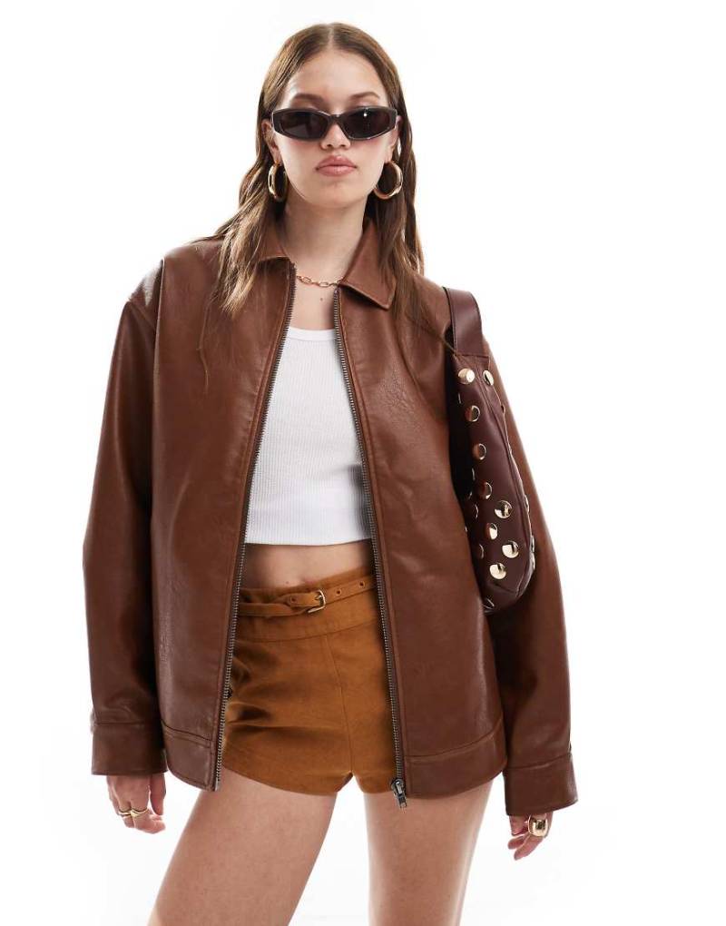 Miss Selfridge - Oversize-Bomberjacke aus gewaschenem Kunstleder in Kastanie-Braun von Miss Selfridge