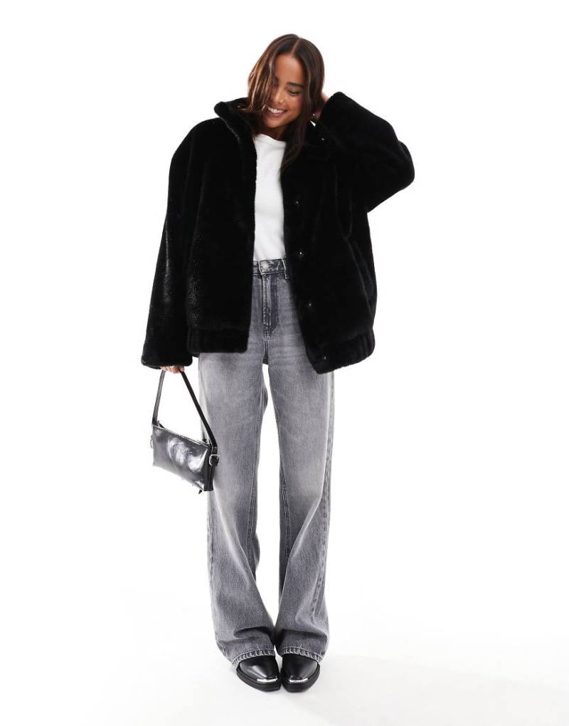 Miss Selfridge - Oversize-Bomberjacke in Schwarz aus Kunstpelz Miss Selfridge - Oversize-Bomberjacke in Schwarz aus Kunstpelz von Miss Selfridge