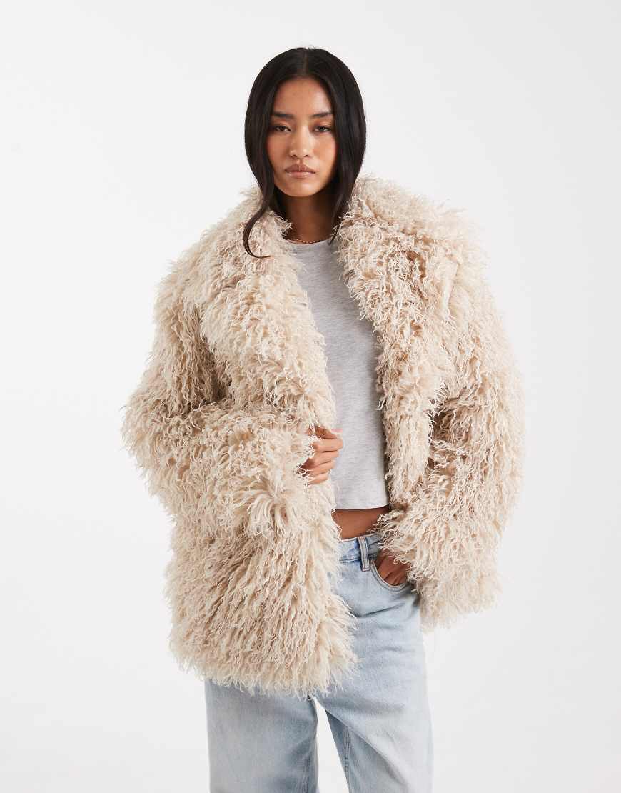 Miss Selfridge - Oversize-Mantel in Buttermilchgelb aus mongolischem Kunstpelz von Miss Selfridge