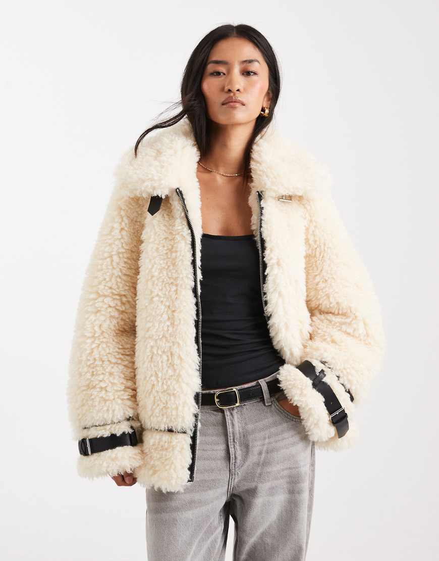 Miss Selfridge - Oversize-Pilotenjacke aus Teddyfell in Creme-Weiß von Miss Selfridge