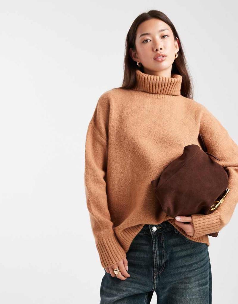 Miss Selfridge - Oversize-Pullover in Kamelbraun mit Rollkragen und Saumschlitz-Neutral von Miss Selfridge