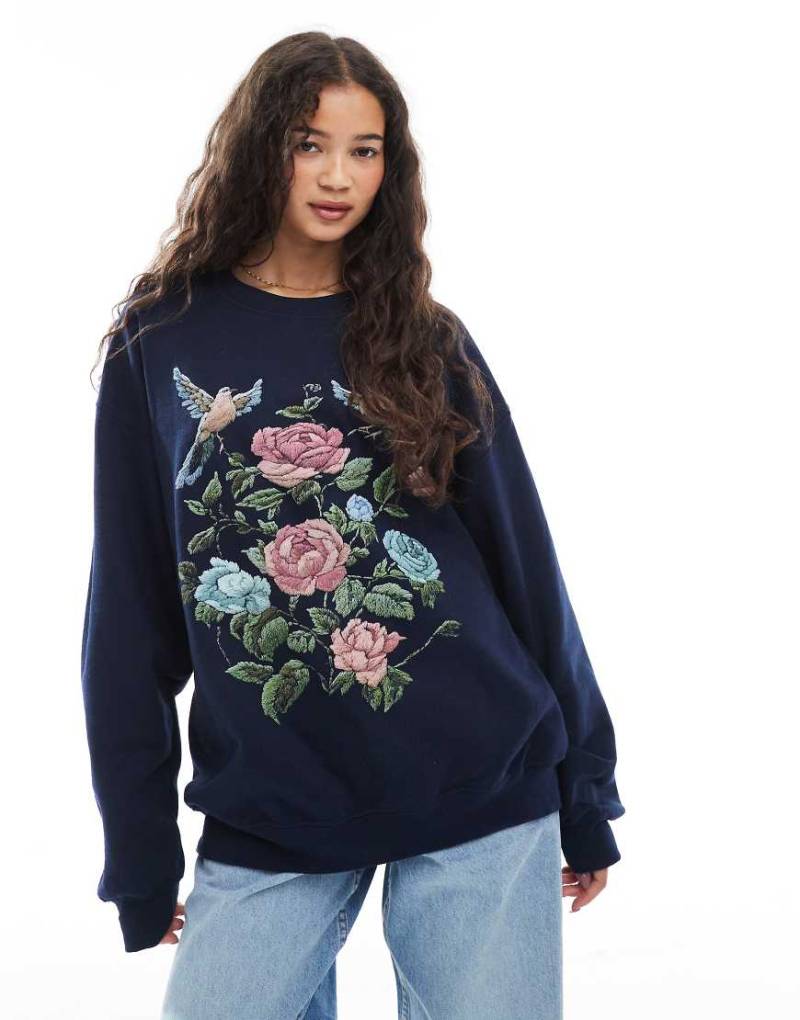 Miss Selfridge - Oversize-Sweatshirt in Marineblau mit Blumentapeten-Muster von Miss Selfridge