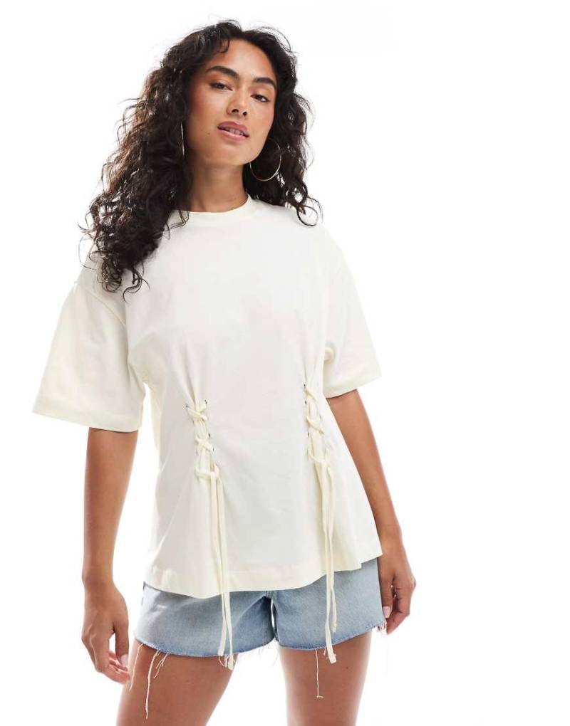 Miss Selfridge - Oversize-T-Shirt in Buttergelb mit Schnürung und geraffter Taille von Miss Selfridge
