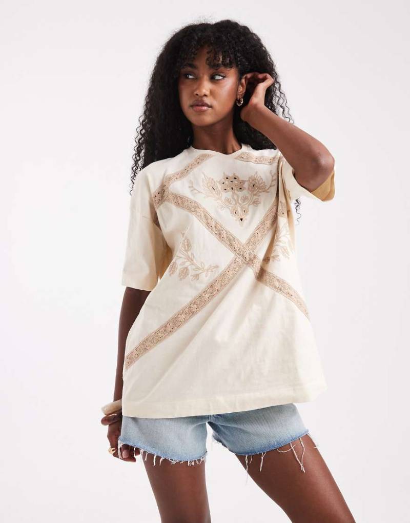 Miss Selfridge - Oversize-T-Shirt in Cremeweiß mit Spitzenbesatz-Brown von Miss Selfridge