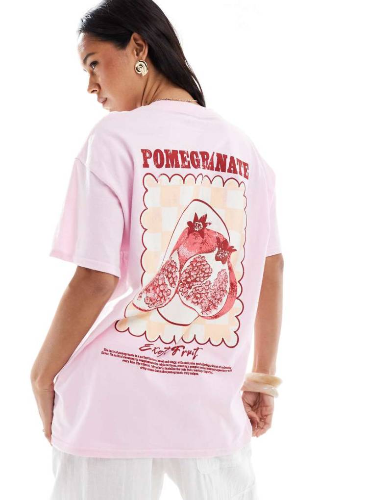 Miss Selfridge - Oversize-T-Shirt in Hellrosa mit burgunderrotem „Pomegranate"-Print Miss Selfridge - Oversize-T-Shirt in Hellrosa mit burgunderrotem „Pomegranate"-Print von Miss Selfridge