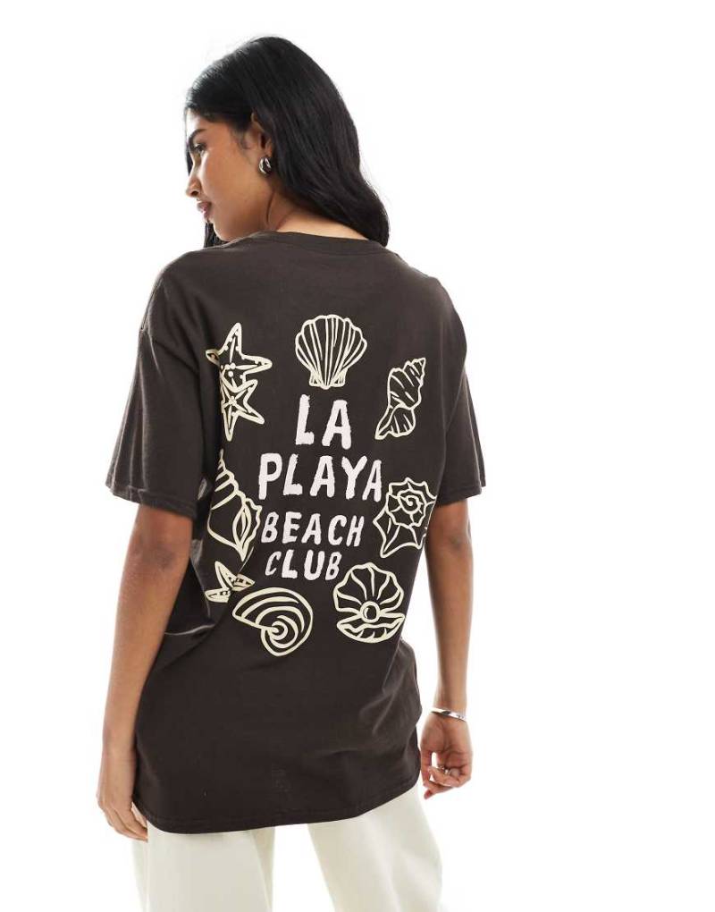 Miss Selfridge - Oversize-T-Shirt in Schokobraun mit Muschel-Grafikprint von Miss Selfridge