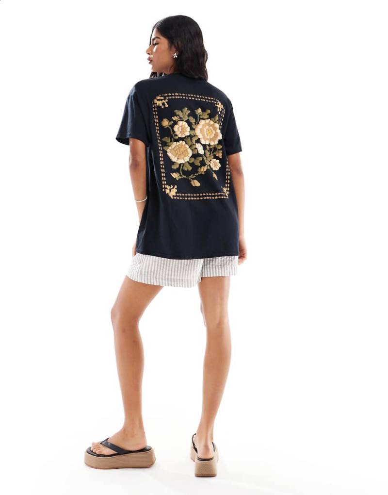 Miss Selfridge - Oversize-T-Shirt in Schwarz mit Blumen-Print im Gobelin-Stil von Miss Selfridge