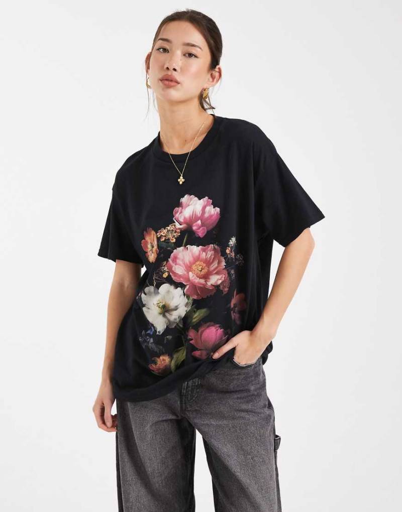 Miss Selfridge - Oversize-T-Shirt in Schwarz mit fotografischem Blumenmotiv Miss Selfridge - Oversize-T-Shirt in Schwarz mit fotografischem Blumenmotiv von Miss Selfridge