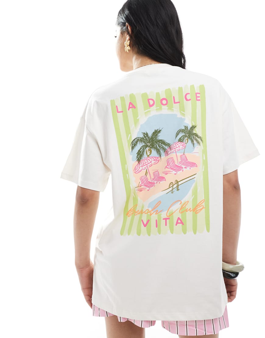 Miss Selfridge - Oversize-T-Shirt in Weiß mit „Dolce Vita"-Rückenprint von Miss Selfridge