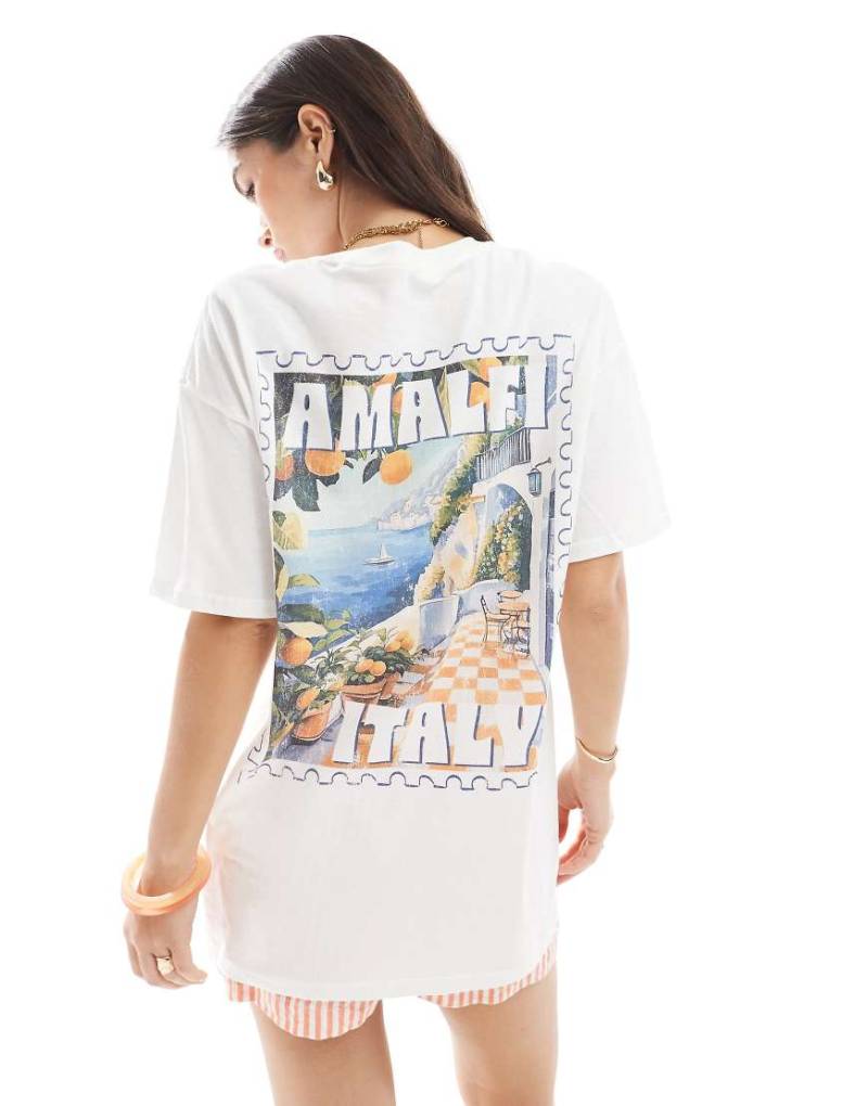 Miss Selfridge - Oversize-T-Shirt in Weiß mit sommerlichem Amalfi-Grafikprint von Miss Selfridge