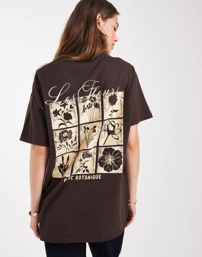 Miss Selfridge - Oversize-T-Shirt mit Blumengrafik in Schokobraun Miss Selfridge - Oversize-T-Shirt mit Blumengrafik in Schokobraun von Miss Selfridge