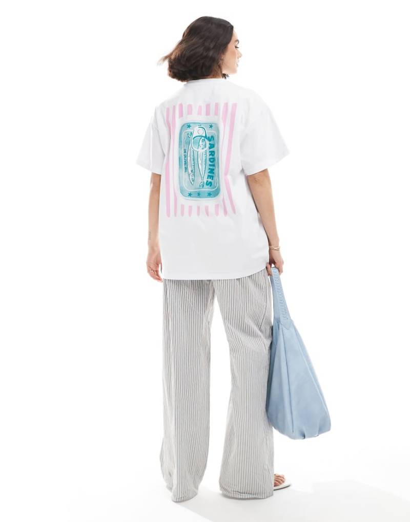 Miss Selfridge - Oversize-T-Shirt mit Sardinen-Print und rosa Streifenmuster am Rücken-Weiß von Miss Selfridge