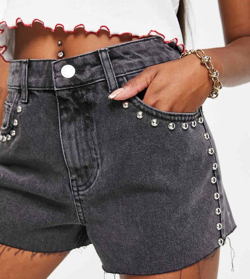 Miss Selfridge Petite - Mit Nieten besetzte Jeansshorts in verwaschenem Schwarz Miss Selfridge Petite - Mit Nieten besetzte Jeansshorts in verwaschenem Schwarz von Miss Selfridge