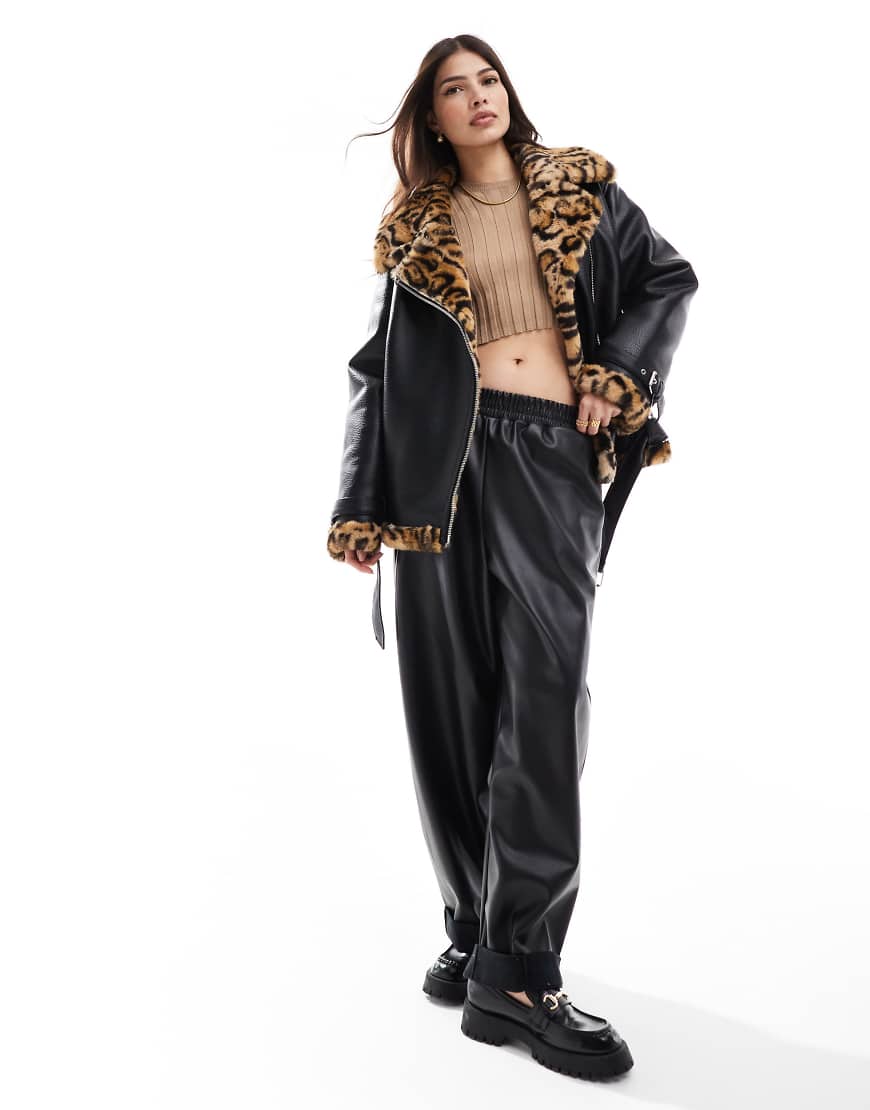 Miss Selfridge - Pilotenjacke aus Kunstleder mit Kunstpelzbesatz mit Leopardenmuster-Schwarz Miss Selfridge - Pilotenjacke aus Kunstleder mit Kunstpelzbesatz mit Leopardenmuster-Schwarz von Miss Selfridge