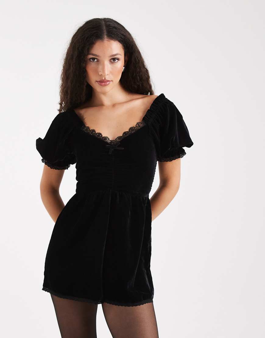Miss Selfridge - Playsuit aus Samt in Schwarz mit Puffärmeln von Miss Selfridge